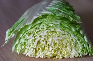 Mehr über den Artikel erfahren Chinakohl-Salat mit Mie-Nudeln